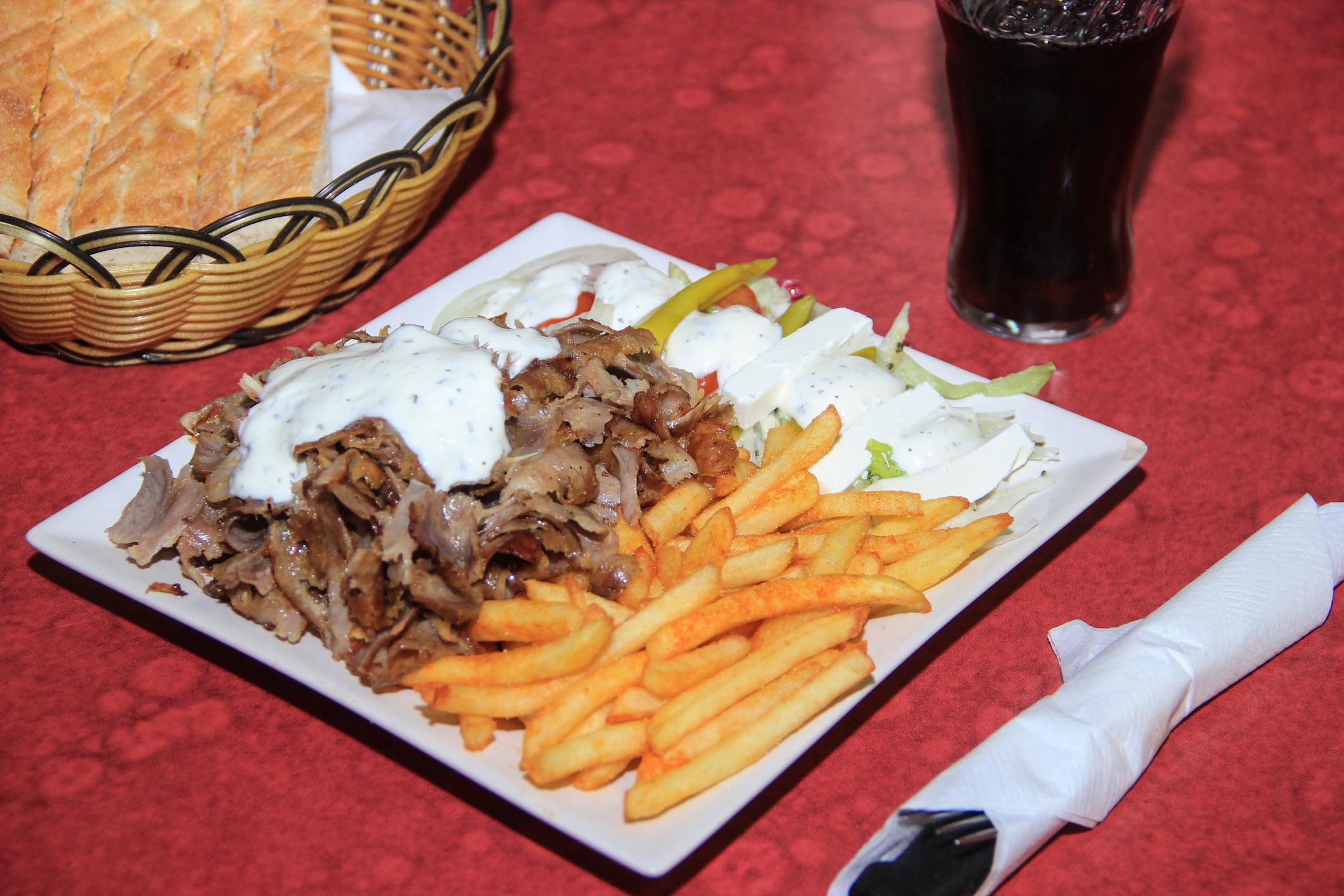 Pizzeria La-Roma Rees-Haldern: Pizza 300_Döner_Hackfleischdrehspieß-Teller